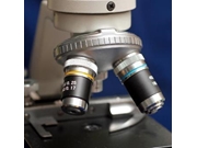 Polimento de Lentes para Microscópio para Análises Clínicas